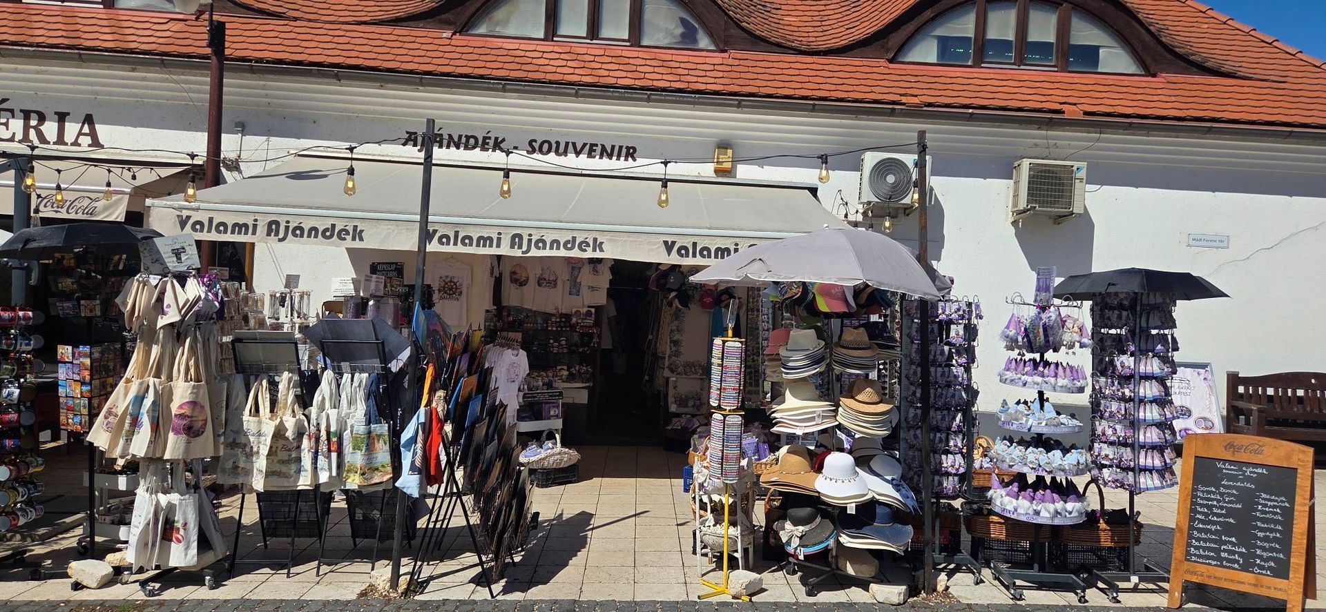 Valami Ajándék souvenir shop